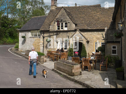 Il White Hart Inn, un pub di campagna, vicino a Ford Chippenham Wiltshire, Inghilterra REGNO UNITO Foto Stock