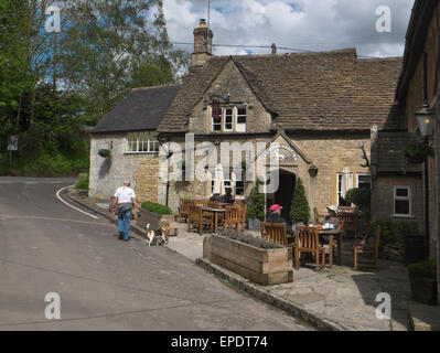 Il White Hart Inn, un pub di campagna, vicino a Ford Chippenham Wiltshire, Inghilterra REGNO UNITO Foto Stock