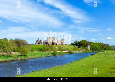 Le rovine del castello di Rhuddlan sul fiume Clwyd, Rhuddlan, Denbighshire, Wales, Regno Unito Foto Stock