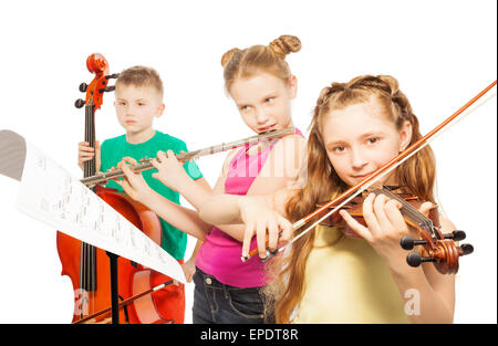 I ragazzi suonare strumenti musicali su sfondo bianco Foto Stock