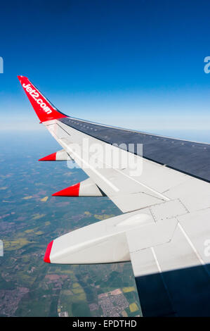 Guardando fuori lungo l'ala di un Jet2.Com Boeing 737 aereo durante il volo sopra la campagna inglese Foto Stock