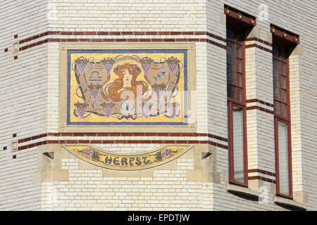 Dettaglio dell'autunno casa (una delle quattro stagioni) in stile Art Nouveau a Zurenborg ad Anversa, in Belgio Foto Stock