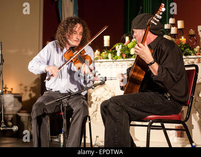 Famosa in tutto il mondo fiddle player, Martin Hayes, che era nato a Feakle suona alla Chiesa locale. A Feakle Festival, un piccolo villaggio Foto Stock