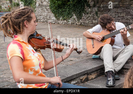 Il violino e la musica irlandese di appassionati provenienti da tutto il mondo vengono a giocare in un piccolo villaggio di campagna dell'Irlanda. A Feakle Festi Foto Stock