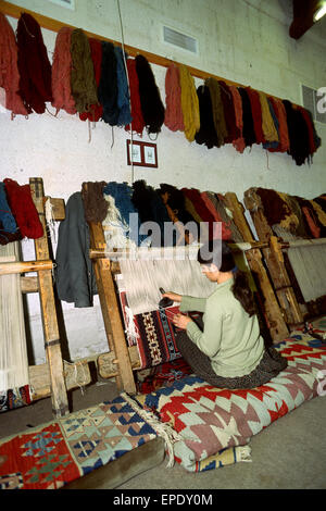 Turchia, Anatolia, Cappadocia, Göreme, telaio per moquette, donna che tessono Foto Stock