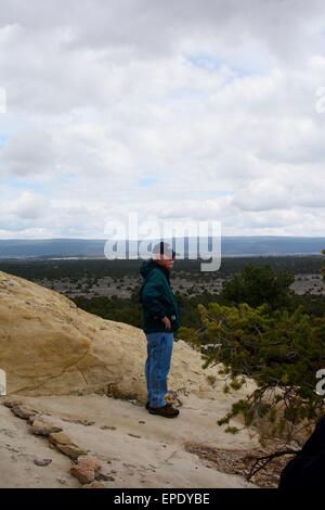 I miei 80 anni di fratello che si affaccia sulla valle sottostante dalla pietra arenaria Bluff nel New Mexico - USA Foto Stock