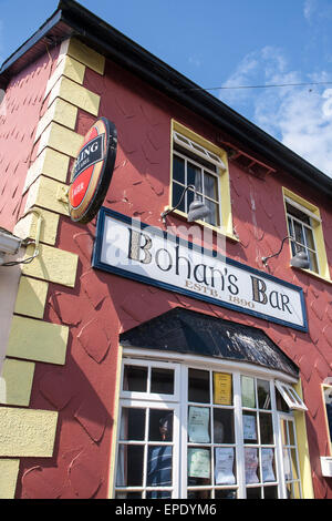 Bohan's Bar su High Street, Feakle.Fiddle e la musica irlandese di appassionati provenienti da tutto il mondo vengono a giocare in un piccolo villaggio di campagna dell'Irlanda. A Feakle Festival, un piccolo villaggio ma famosa per il suo festival di musica tradizionale che si tiene ogni anno, ormai più di venti anni, nel mese di agosto. County Clare, Irlanda, Europa. Foto Stock