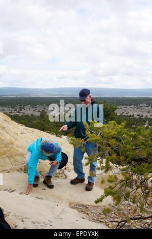 Seniors godendo theirselves sulla cima di El Morro Monumento Nazionale New Mexico - USA Foto Stock