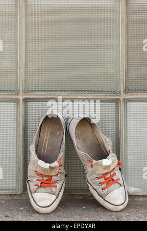 Coppia di vecchi classici usurati sneakers per viaggiare o per il punto di vista sullo sfondo Foto Stock