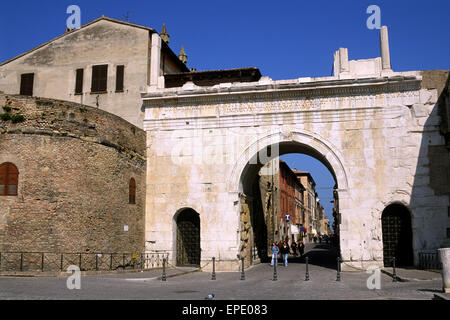 Italia, le Marche, Fano, Arco di Augusto Foto Stock