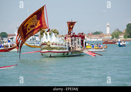 Venezia, Italia - 17 Maggio 2015: ornati in barca con musicisti e vip essendo remato da St Marks al Lido, Festa della Sensa. Foto Stock