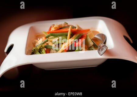 Ciotola di piccante rosso tailandese curry di pollo e verdure asiatica a livello locale fancy cibo tailandese ristorante Foto Stock