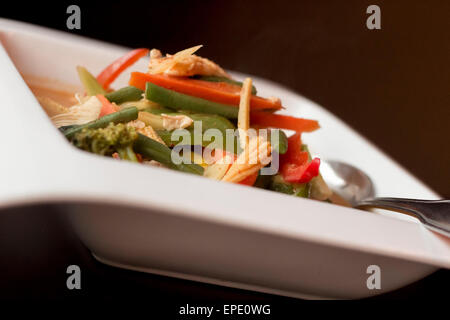 Ciotola di piccante rosso tailandese curry di pollo e verdure asiatica a livello locale fancy cibo tailandese ristorante Foto Stock