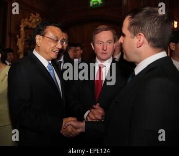 Shannon, Irlanda. Il 17 maggio 2015. Il premier cinese LI Keqiang (1L) colloqui con il suo omologo irlandese Enda Kenny e altri irlandesi i funzionari del governo prima di colloqui con Kenny a Shannon, Irlanda, 17 maggio 2015. © Liu Weibing/Xinhua/Alamy Live News Foto Stock