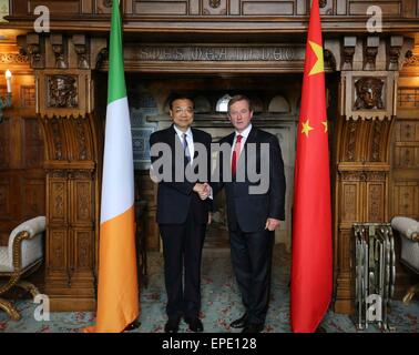 Shannon, Irlanda. Il 17 maggio 2015. Il premier cinese LI Keqiang (L) tiene colloqui con il suo omologo irlandese Enda Kenny a Shannon, Irlanda, 17 maggio 2015. © Ding Lin/Xinhua/Alamy Live News Foto Stock