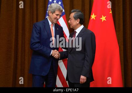 Il Segretario di Stato americano John Kerry scuote le mani con il Ministro degli Affari Esteri cinese Wang Yi presso il Ministero degli Affari Esteri prima di un accordo bilaterale di Maggio 16, 2015 a Pechino, in Cina. Foto Stock