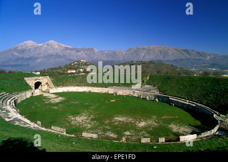 Italia, Abruzzo, Alba Fucens, rovine dell'anfiteatro romano e Monte Velino Foto Stock