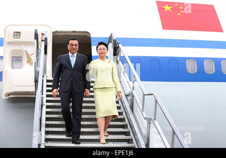 Shannon, Irlanda. Il 17 maggio 2015. Il premier cinese LI Keqiang (L) e sua moglie, il prof. Cheng Hong sbarcare quando arriva all'aeroporto di Shannon, Irlanda, 17 maggio 2015. Ministro irlandese delle Finanze Michael Noonan, ambasciatore cinese Xu Jianguo è venuto ad accogliere Li e sua moglie in aeroporto. Li arrivati qui Domenica per il transito di una visita in Irlanda prima di andare in America Latina per una visita ufficiale in Brasile. © Huang Jingwen/Xinhua/Alamy Live News Foto Stock