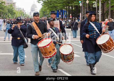 Washington, DC, Stati Uniti d'America. Il 17 maggio 2015. Migliaia di guerra civile reenactors marzo su Pennsylvania Avenue per celebrare il centocinquantesimo anniversario della Grand Review Victory Parade, che segnò la fine della Guerra Civile Americana nel 1865. Credito: B Christopher/Alamy Live News Foto Stock