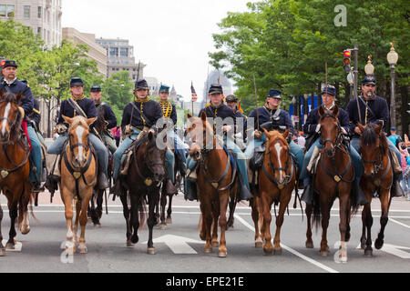 Washington, DC, Stati Uniti d'America. Il 17 maggio 2015. Migliaia di guerra civile reenactors marzo su Pennsylvania Avenue per celebrare il centocinquantesimo anniversario della Grand Review Victory Parade, che segnò la fine della Guerra Civile Americana nel 1865. Credito: B Christopher/Alamy Live News Foto Stock