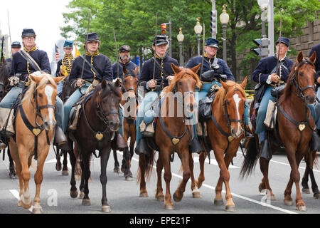 Washington, DC, Stati Uniti d'America. Il 17 maggio 2015. Migliaia di guerra civile reenactors marzo su Pennsylvania Avenue per celebrare il centocinquantesimo anniversario della Grand Review Victory Parade, che segnò la fine della Guerra Civile Americana nel 1865. Credito: B Christopher/Alamy Live News Foto Stock