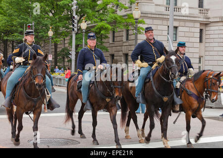 Washington, DC, Stati Uniti d'America. Il 17 maggio 2015. Migliaia di guerra civile reenactors marzo su Pennsylvania Avenue per celebrare il centocinquantesimo anniversario della Grand Review Victory Parade, che segnò la fine della Guerra Civile Americana nel 1865. Credito: B Christopher/Alamy Live News Foto Stock