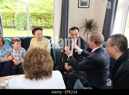 Shannon, Irlanda. Il 17 maggio 2015. Il premier cinese LI Keqiang (1R indietro) e sua moglie, il prof. Cheng Hong (seconda R indietro), in compagnia del Primo Ministro irlandese Enda Kenny e sua moglie Fionnuala O'Kelly, visita la famiglia proprietaria di Garvey's agriturismo, una tipica famiglia irlandese-run cow farm a Shannon, Irlanda, 17 maggio 2015. © Ding Lin/Xinhua/Alamy Live News Foto Stock