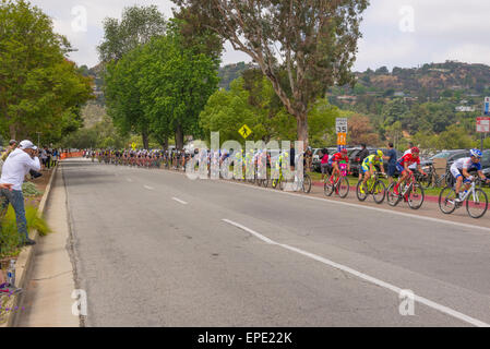 Pasadena, California, Stati Uniti d'America. 16 Maggio, 2015. Ciclisti che formano il peloton su uno dei sette spire del Rose Bowl a Pasadena, in California sulla fase 8 della Amgen tour della California, 17 maggio 2015. Credito: Robert Bush/Alamy Live News Foto Stock