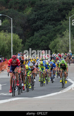 Pasadena, California, Stati Uniti d'America. 16 Maggio, 2015. Ciclisti che formano il peloton su uno dei sette spire del Rose Bowl a Pasadena, in California sulla fase 8 della Amgen tour della California, 17 maggio 2015. Credito: Robert Bush/Alamy Live News Foto Stock