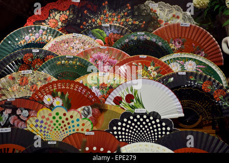 Flamenco ventole a mano nella finestra di visualizzazione andalusia siviglia spagna Foto Stock