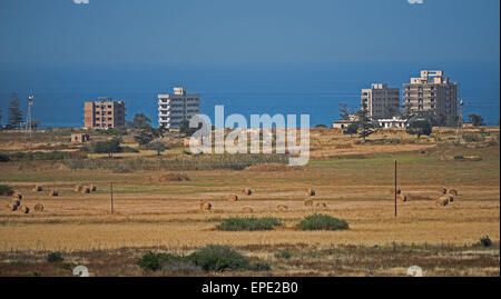 Varosha Famagusta alberghi abbandonati dal watchpoint vicino Dhernia Cipro Foto Stock