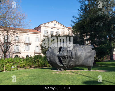 Lugano, Svizzera: il famoso monumento a forma di testa denominata "Eros bendato' artista Igor Mitoraj, prevista in onore della mostra Foto Stock