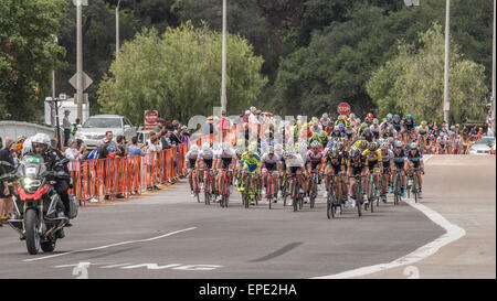 Pasadena, California, Stati Uniti d'America. 16 Maggio, 2015. Ciclisti che formano il peloton su uno dei sette spire del Rose Bowl a Pasadena, in California sulla fase 8 della Amgen tour della California, 17 maggio 2015. Credito: Robert Bush/Alamy Live News Foto Stock