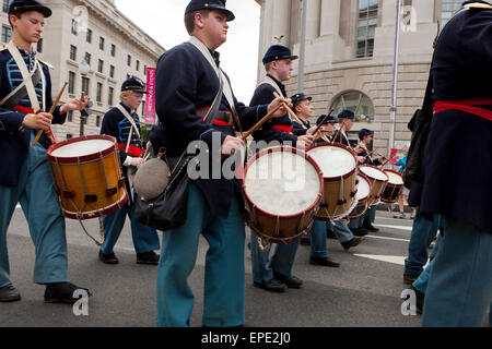 Washington, DC, Stati Uniti d'America. Il 17 maggio 2015. Migliaia di guerra civile reenactors marzo su Pennsylvania Avenue per celebrare il centocinquantesimo anniversario della Grand Review Victory Parade, che segnò la fine della Guerra Civile Americana nel 1865. Credito: B Christopher/Alamy Live News Foto Stock