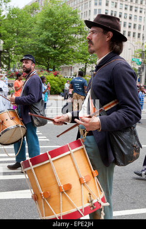 Washington, DC, Stati Uniti d'America. Il 17 maggio 2015. Migliaia di guerra civile reenactors marzo su Pennsylvania Avenue per celebrare il centocinquantesimo anniversario della Grand Review Victory Parade, che segnò la fine della Guerra Civile Americana nel 1865. Credito: B Christopher/Alamy Live News Foto Stock