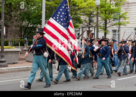 Washington, DC, Stati Uniti d'America. Il 17 maggio 2015. Migliaia di guerra civile reenactors marzo su Pennsylvania Avenue per celebrare il centocinquantesimo anniversario della Grand Review Victory Parade, che segnò la fine della Guerra Civile Americana nel 1865. Credito: B Christopher/Alamy Live News Foto Stock