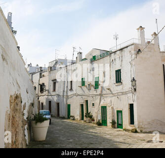 Tipiche case bianche nel centro storico della città medievale di Ostuni in Puglia, Italia meridionale. Foto Stock