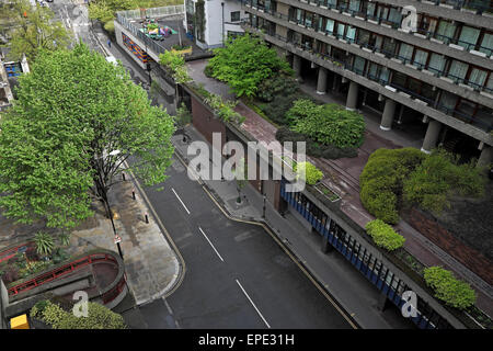 Una vista strada Golden Lane con alberi e arbusti e appartamenti con balcone vicino alla scuola elementare con vista in alto guardando in basso da un barbican Estate appartamento a Londra EC2Y Inghilterra Regno Unito KATHY DEWITT Foto Stock