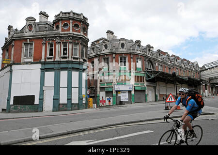 Ciclista cavalcare giù Snow Hill a Smithfield Market passato "Londra mercato generale degli edifici in corrispondenza della zona di spigolo di Farringdon Road e West Smithfield Street London EC1A UK KATHY DEWITT Foto Stock