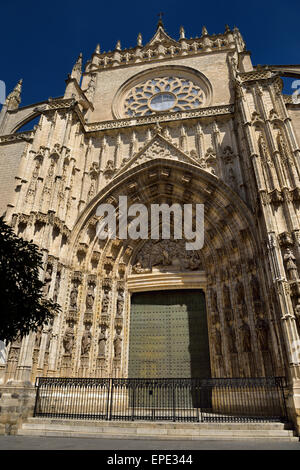 La porta principale dell'Assunzione di santa Maria di vedere la Cattedrale Seville Spagna Foto Stock