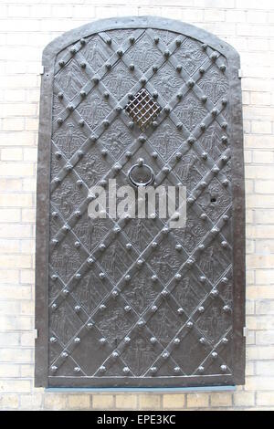 Antico borgo medievale scolpita in legno di rovere della porta Foto Stock