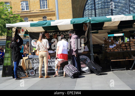 Il vero mercato alimentare su Kings Cross piazza di fronte alla stazione ferroviaria, su Euston Road, North London, England, Regno Unito Foto Stock