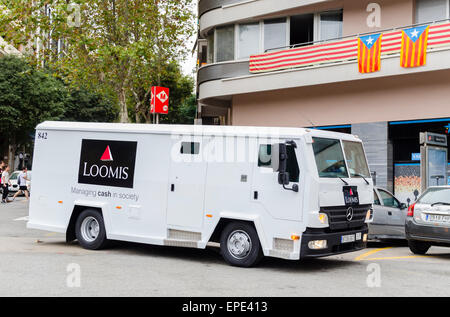 Loomis blindato di carrello utilizzato per portare soldi in Barcellona, Spagna Foto Stock