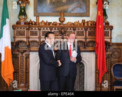 Shannon, Irlanda. Il 17 maggio 2015. Il premier cinese LI Keqiang (L) e la sua controparte irlandese Enda Kenny partecipare ad una conferenza stampa congiunta dopo i colloqui a Shannon, Irlanda, 17 maggio 2015. © Ding Lin/Xinhua/Alamy Live News Foto Stock