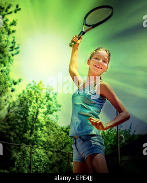 Ragazza sportivo con la racchetta e la palla sul campo da tennis Foto Stock
