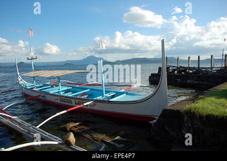 Piccole imbarcazioni che vengono utilizzati per prendere i turisti dalla terraferma Tagaytay al Vulcano Taal su un lago. Foto Stock