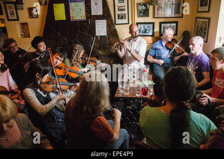 Il violino e la musica irlandese di appassionati provenienti da tutto il mondo, inclusa la giapponese visto qui,vieni a giocare in un piccolo villaggio di countrysi Foto Stock