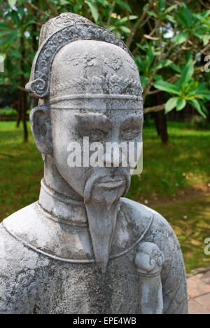 Statua di Pietra di un uomo orientale presso la tomba e giardini di Tu Duc imperatore in tinta, Vietnam Foto Stock