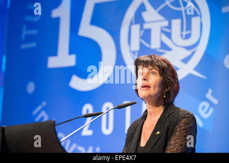 Ginevra, Svizzera. Il 17 maggio 2015. La consigliera federale Doris Leuthard, Svizzera il Ministro dell'ambiente, dei trasporti, dell Energia e delle comunicazioni, offre un discorso durante la cerimonia di apertura dell'ITU centocinquantesimo anniversario a Ginevra, Svizzera, 17 maggio 2015. © Xu Jinquan/Xinhua/Alamy Live News Foto Stock