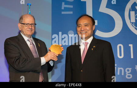 Ginevra, Svizzera. Il 17 maggio 2015. Robert Kahn (L), CEO e Presidente della Società Nazionale per le iniziative di ricerca (CNRI), riceve l'ITU 150 Award di Zhao Houlin, Segretario Generale dell'UIT, durante la cerimonia di apertura dell'ITU centocinquantesimo anniversario a Ginevra, Svizzera, 17 maggio 2015. © Xu Jinquan/Xinhua/Alamy Live News Foto Stock